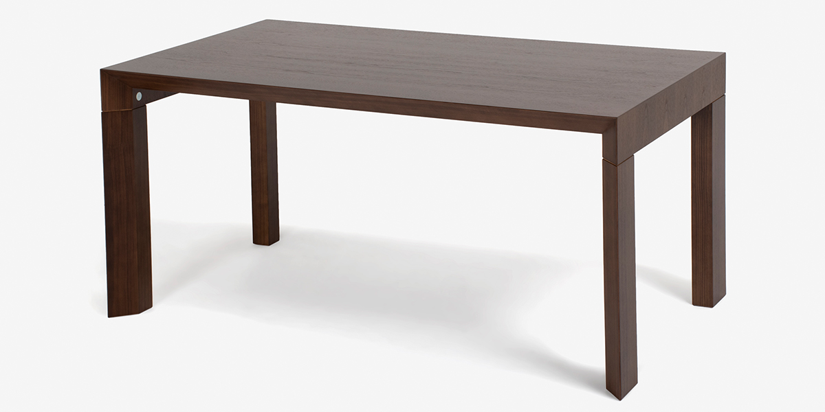 モダンなデザインでシンプルな印象のダイニングテーブル